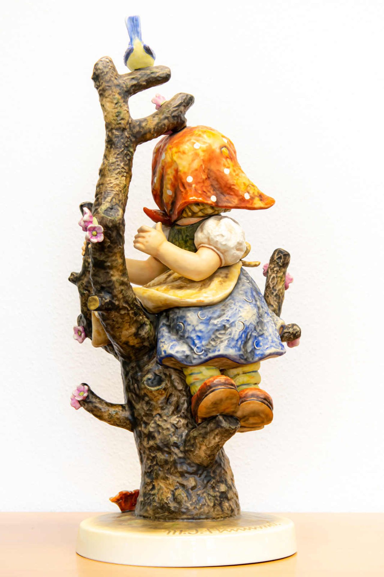 Große Porzellanfigur Goebel Hummel, "Frühling" Mädchen im Apfelbaum, Jumbo Figur 80 cm - Bild 2 aus 6