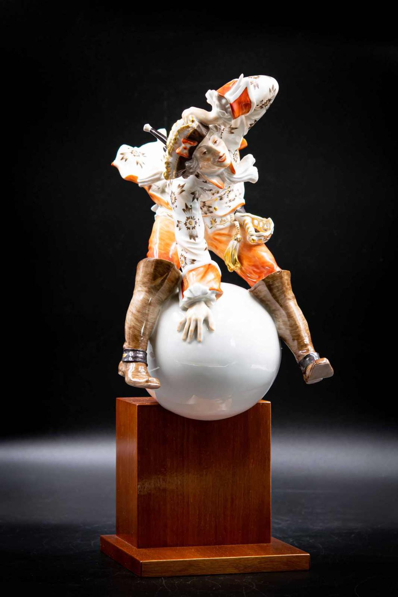 Porzellanfigur Meissen "Baron Münchhausen" auf Weltkugel