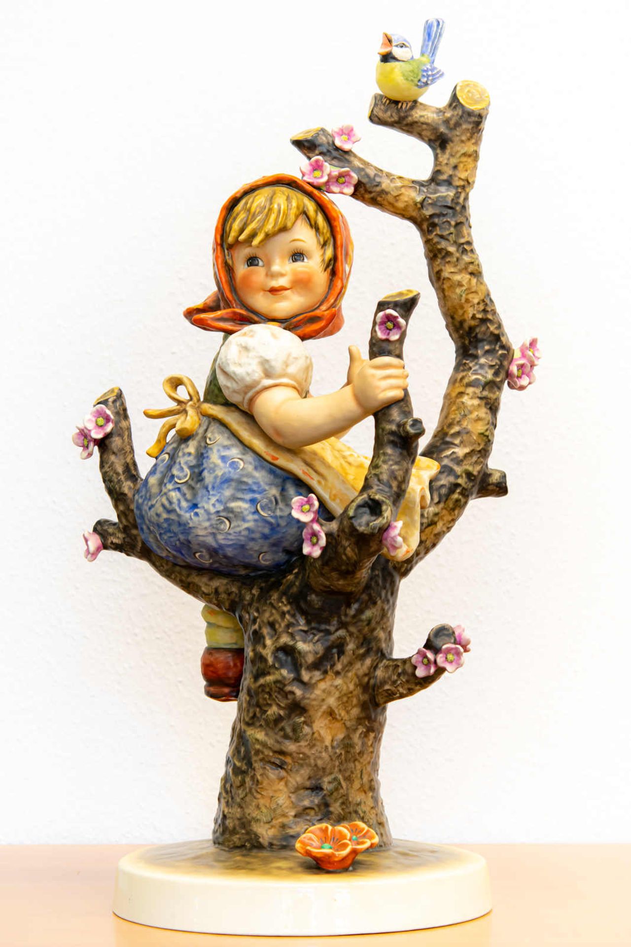 Große Porzellanfigur Goebel Hummel, "Frühling" Mädchen im Apfelbaum, Jumbo Figur 80 cm
