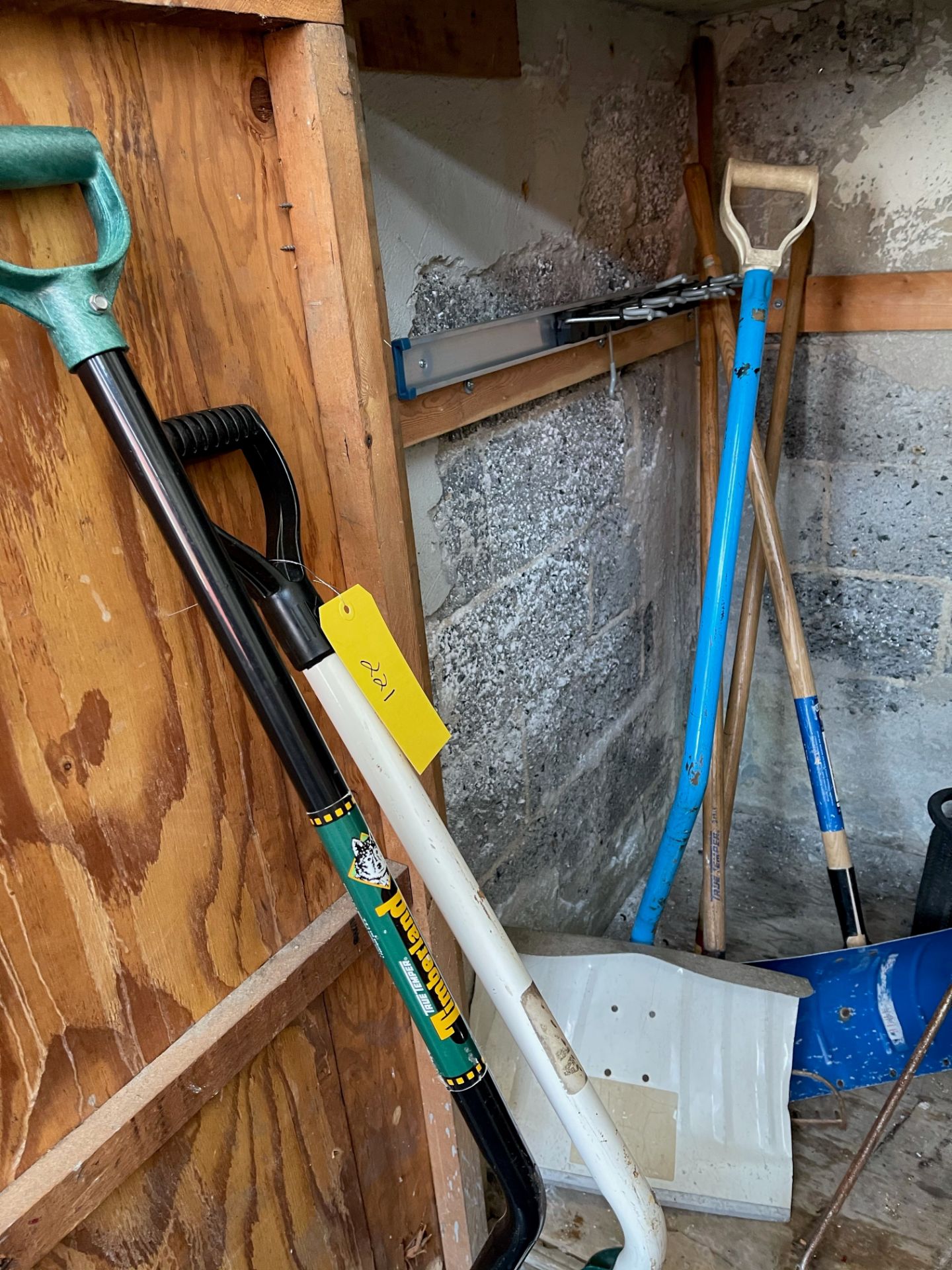 LOT OF ASSORTED SHOVELS