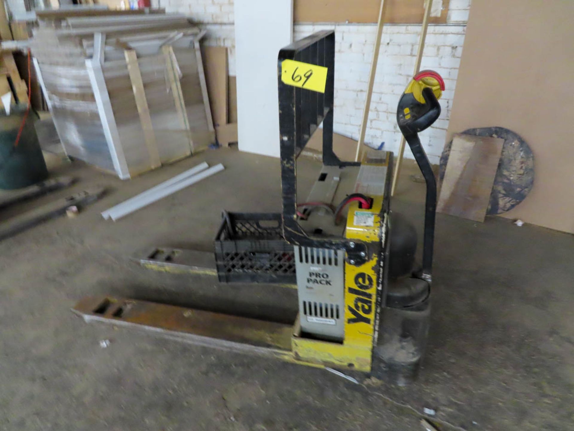 YALE MDL.MPB 040-EN24T274,ELECTRIC PALLET JACK,4000# CAP,S/N B827W19699D WITH CHARGER