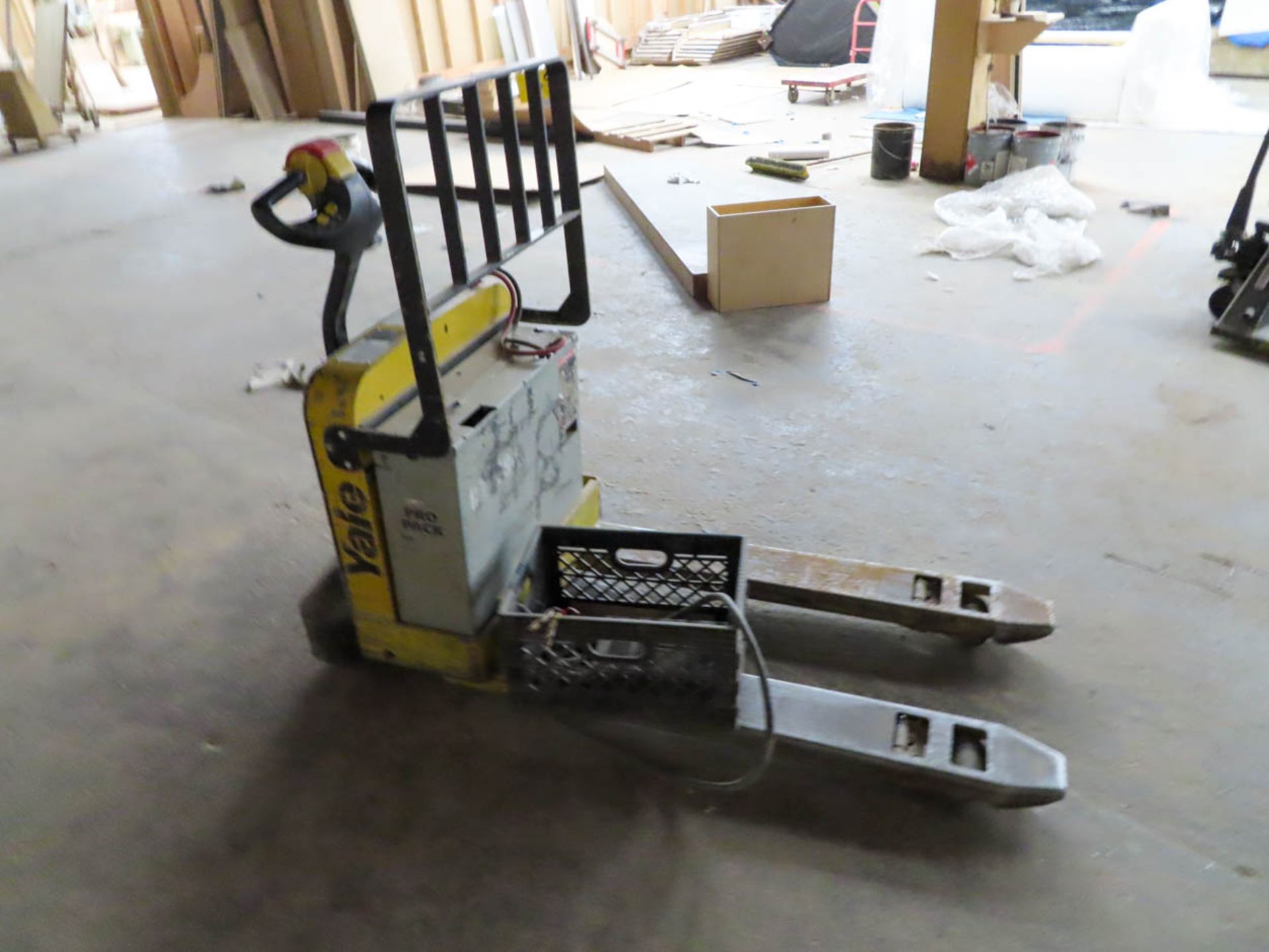 YALE MDL.MPB 040-EN24T274,ELECTRIC PALLET JACK,4000# CAP,S/N B827W19699D WITH CHARGER - Image 3 of 4