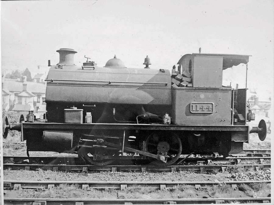 Cast-brass locomotive CABSIDE PLATE 1144 from 1909 0-4-0ST built by Hawthorn Leslie for the - Image 2 of 2