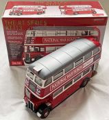 Sunstar 1/24-scale MODEL RT BUS: RT 113 in London Transport wartime red & white livery with grey