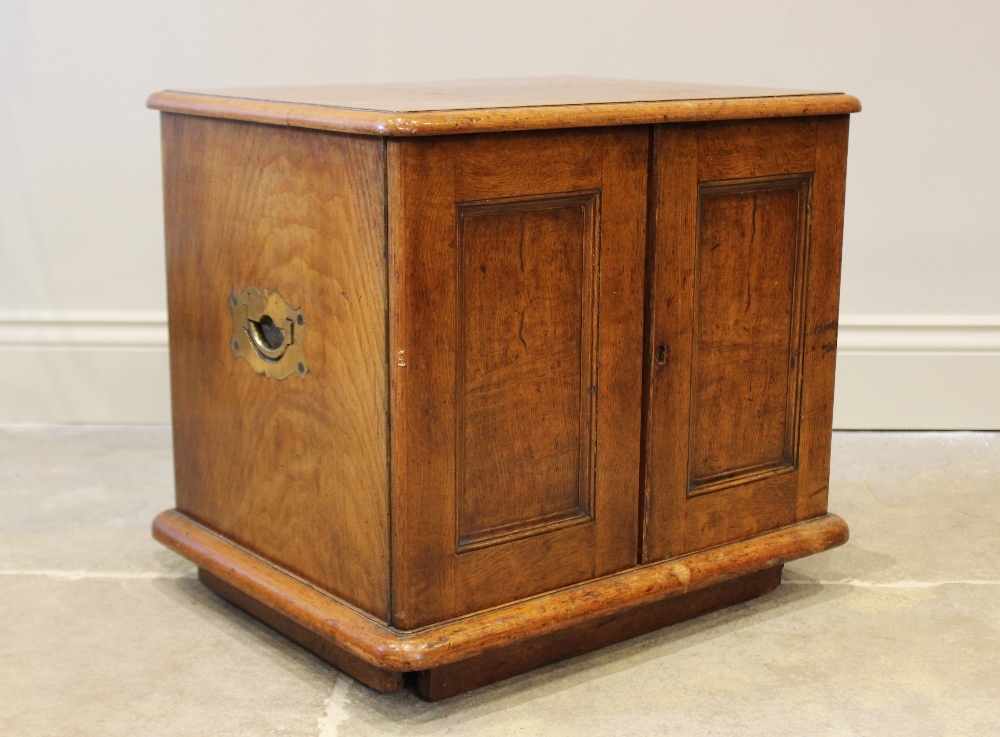 A late Victorian oak cutlery canteen, the rectangular thumb moulded top above a pair of invert - Bild 2 aus 2