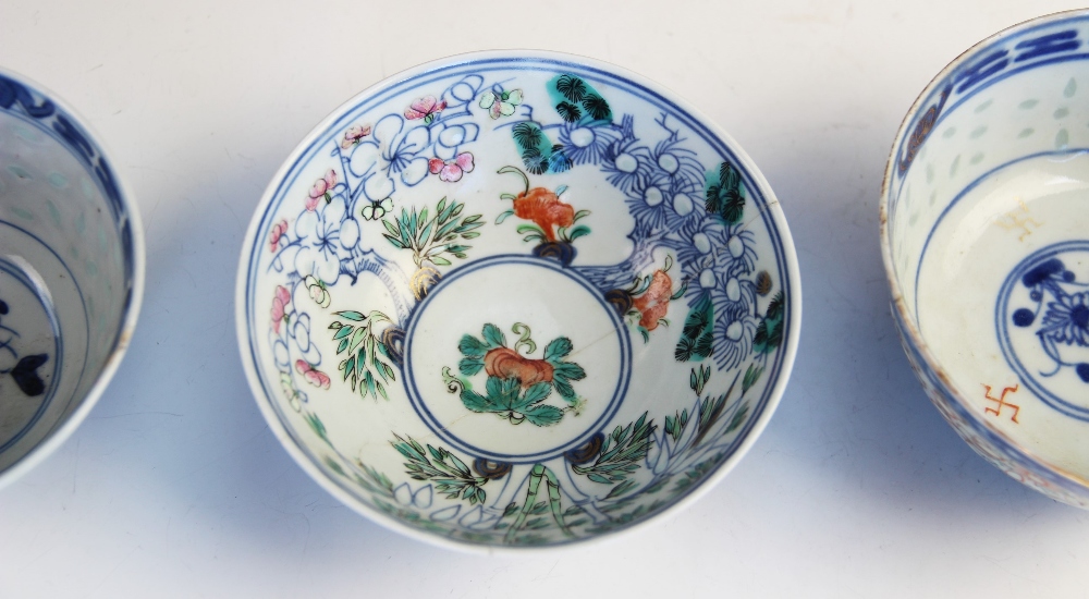 A Chinese porcelain bowl, Jiaqing seal mark, decorated in Doucai enamels, 11.5cm wide, with two rice - Bild 3 aus 4