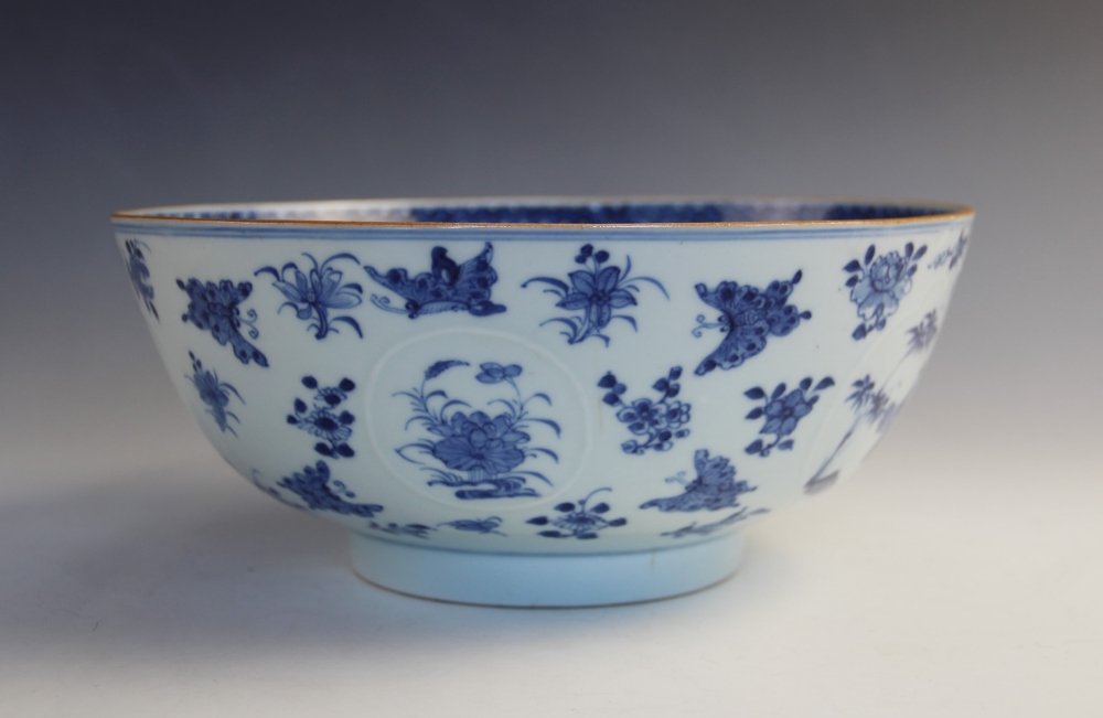 A Chinese porcelain bowl, Qianlong (1735-1796), the circular bowl of footed form, externally - Bild 2 aus 3