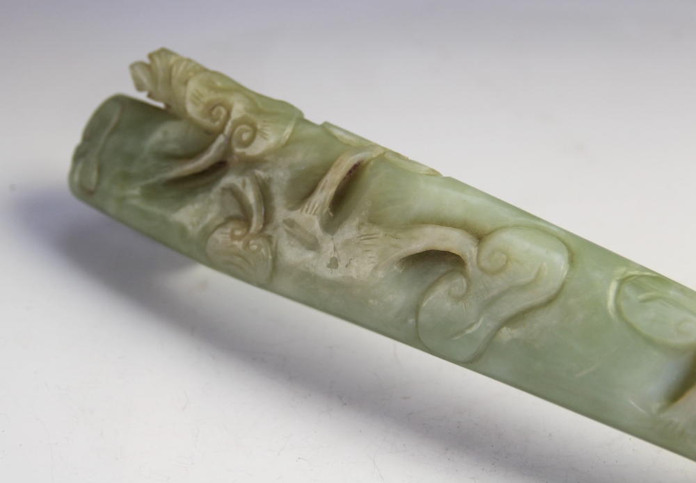 A Chinese jade ruyi sceptre, 20th century, the sceptre of large proportions carved with lotus blooms - Bild 3 aus 4