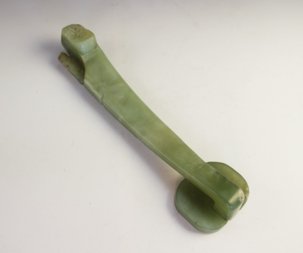 A Chinese jade ruyi sceptre, 20th century, the sceptre of large proportions carved with lotus blooms - Bild 4 aus 4