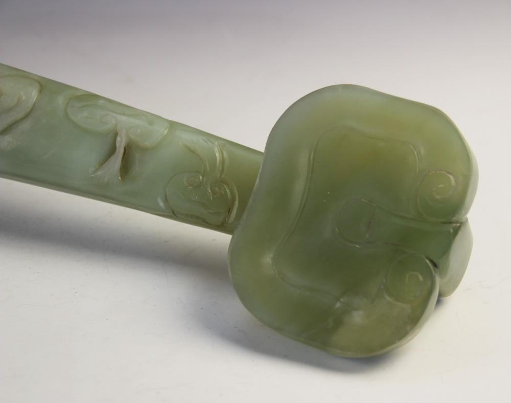 A Chinese jade ruyi sceptre, 20th century, the sceptre of large proportions carved with lotus blooms - Bild 2 aus 4