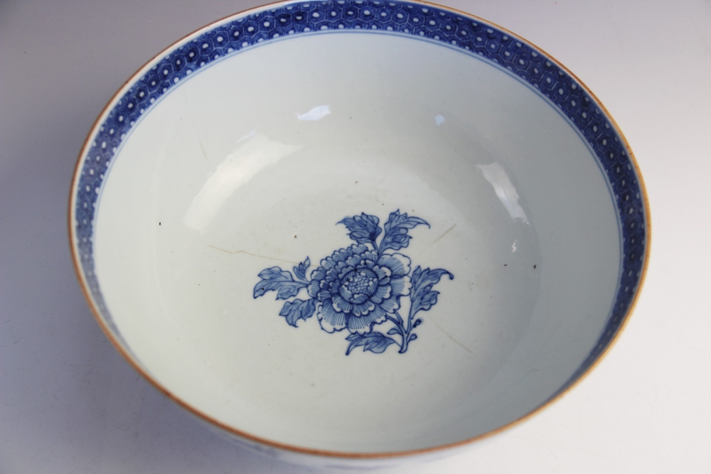 A Chinese porcelain bowl, Qianlong (1735-1796), the circular bowl of footed form, externally - Bild 3 aus 3