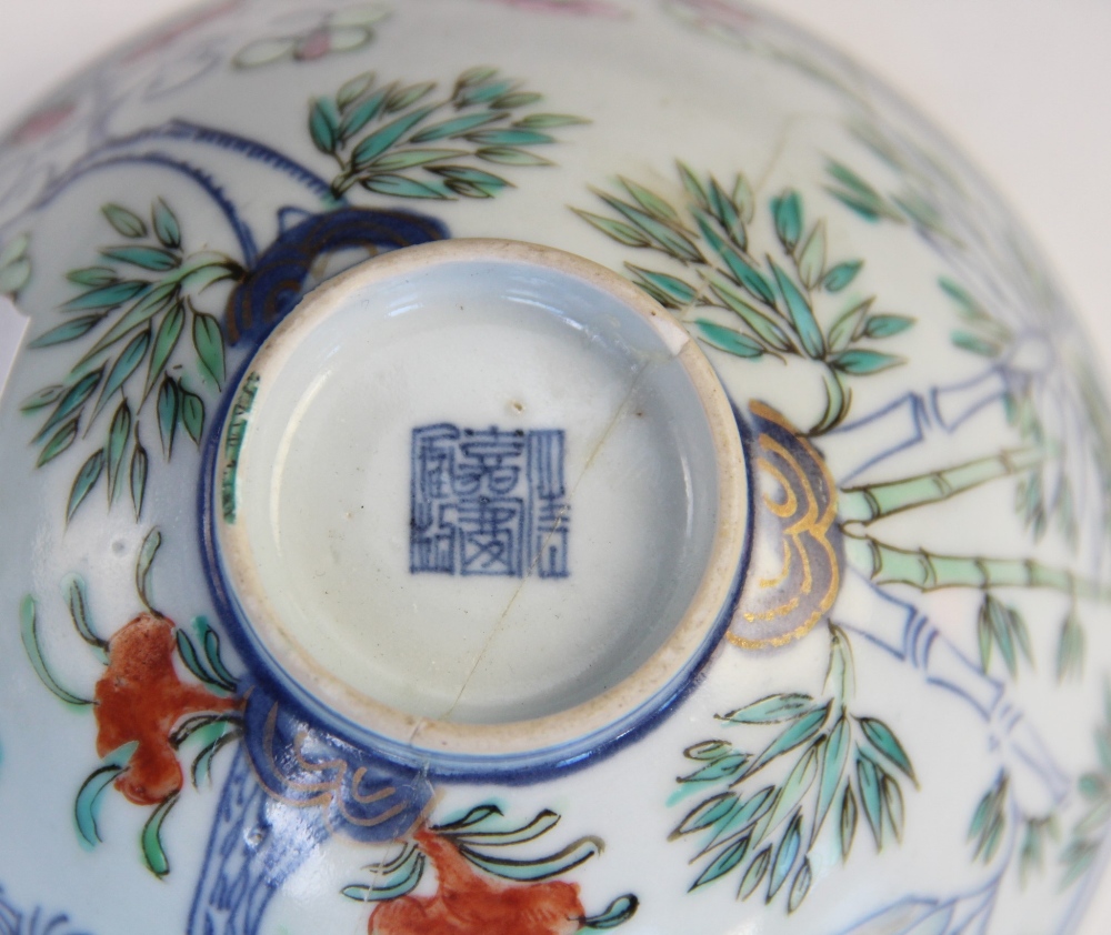 A Chinese porcelain bowl, Jiaqing seal mark, decorated in Doucai enamels, 11.5cm wide, with two rice - Bild 4 aus 4