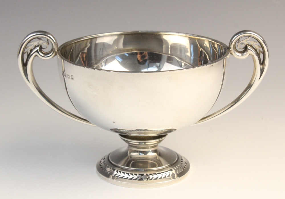 A George V twin-handled silver pedestal dish by Deakin & Francis, Birmingham 1924, of circular - Image 2 of 6