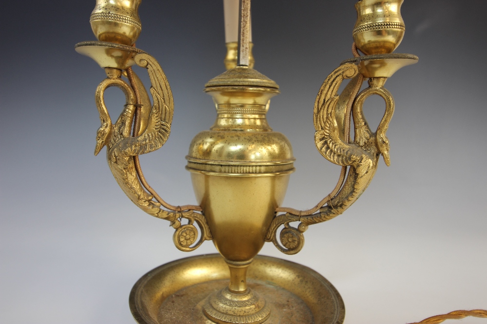 A Regency style ormolu student's lamp, modelled as a central vase issuing three swan form - Bild 2 aus 2
