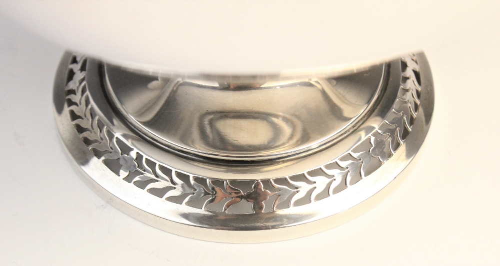A George V twin-handled silver pedestal dish by Deakin & Francis, Birmingham 1924, of circular - Image 6 of 6