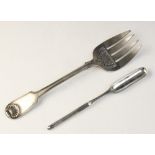A Victorian silver serving fork by Brewis & Co, London 1891, with fiddle thread and shell pattern