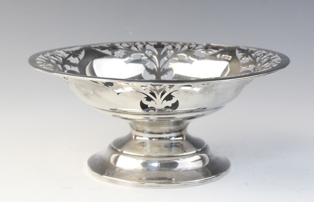 An Edwardian silver bon-bon dish by Martin, Hall & Co, Sheffield 1906, of circular form with pierced - Image 2 of 5