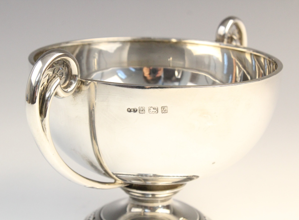A George V twin-handled silver pedestal dish by Deakin & Francis, Birmingham 1924, of circular - Image 4 of 6