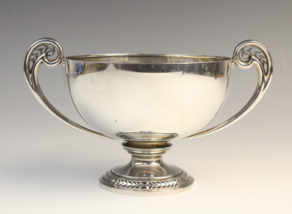 A George V twin-handled silver pedestal dish by Deakin & Francis, Birmingham 1924, of circular - Image 3 of 6