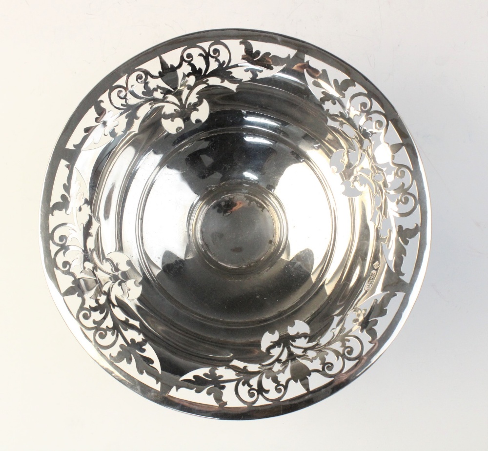 An Edwardian silver bon-bon dish by Martin, Hall & Co, Sheffield 1906, of circular form with pierced - Image 5 of 5