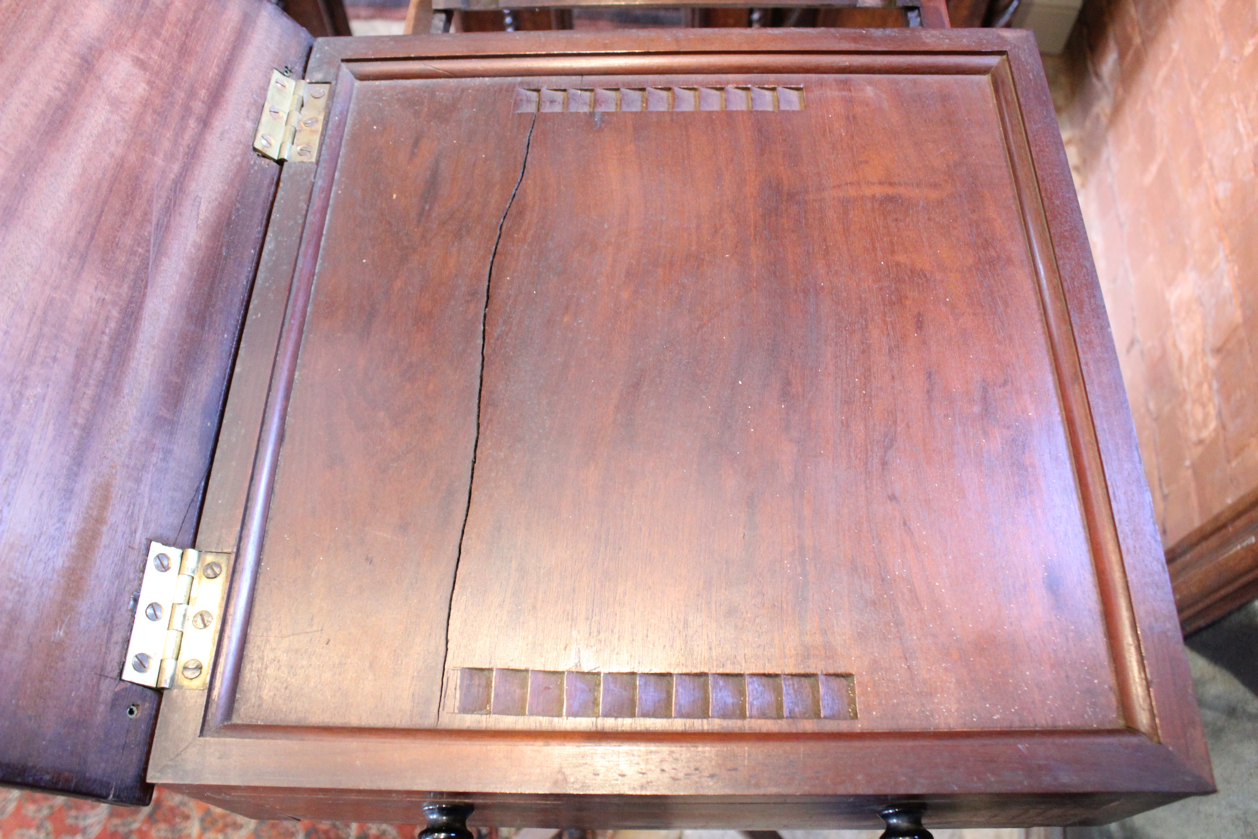 A George III mahogany pedestal quartet music stand, in the manner of Gillows, the rectangular - Image 4 of 8