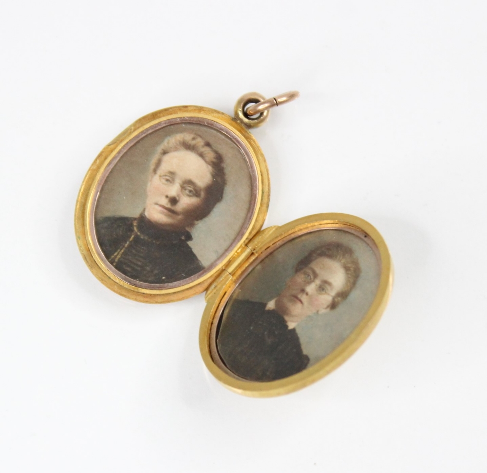 A George V 9ct gold locket pendant, of oval form, engraved with scrolling and foliate decoration, - Image 3 of 3