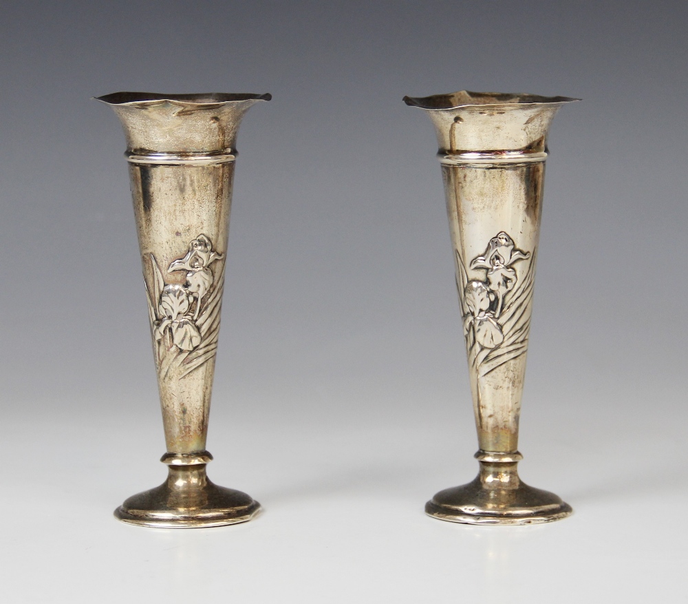 A pair of Art Nouveau silver posy vases by William Comyns, London 1907, each of tapering form with - Bild 2 aus 3