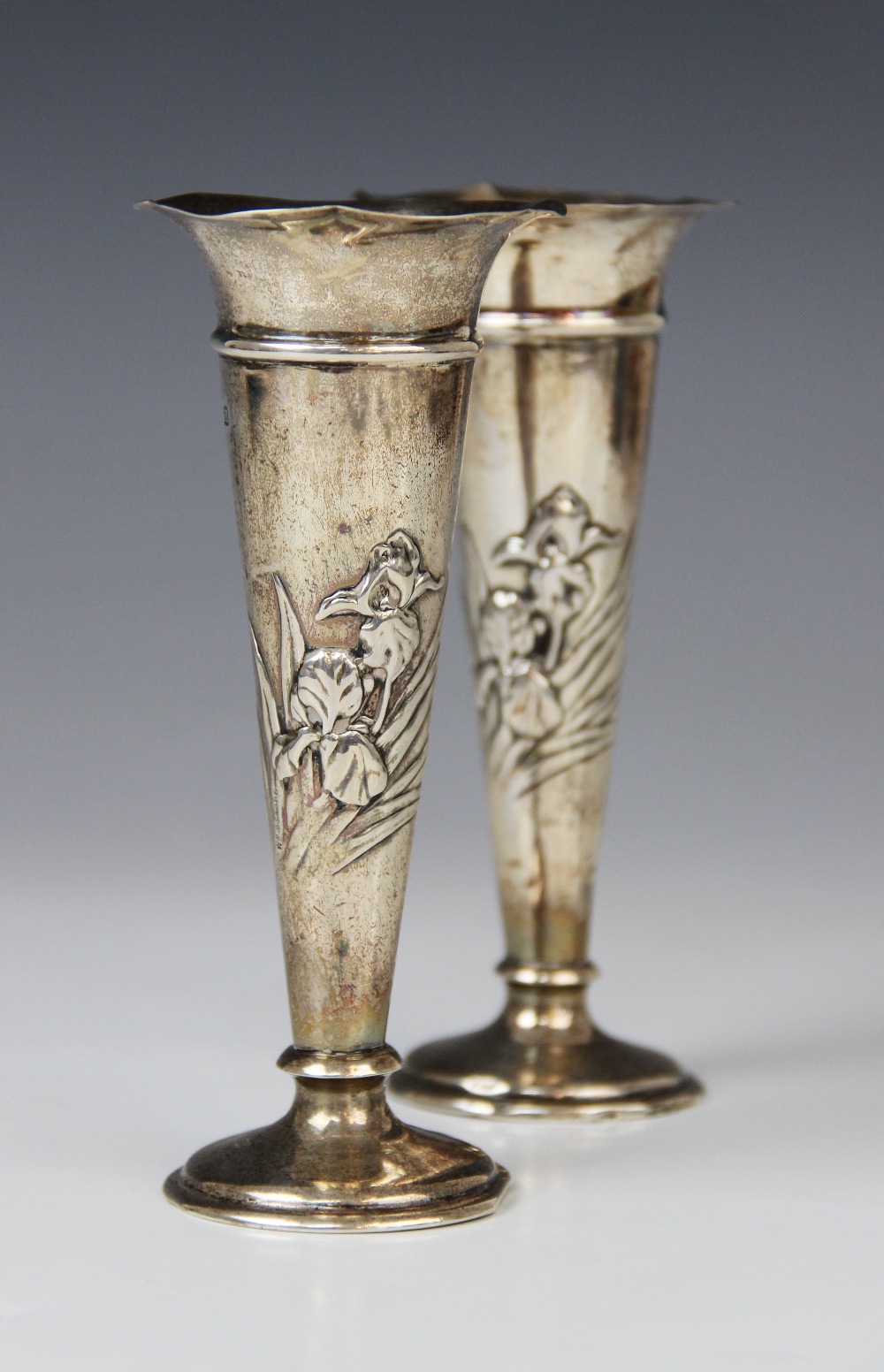 A pair of Art Nouveau silver posy vases by William Comyns, London 1907, each of tapering form with - Bild 3 aus 3