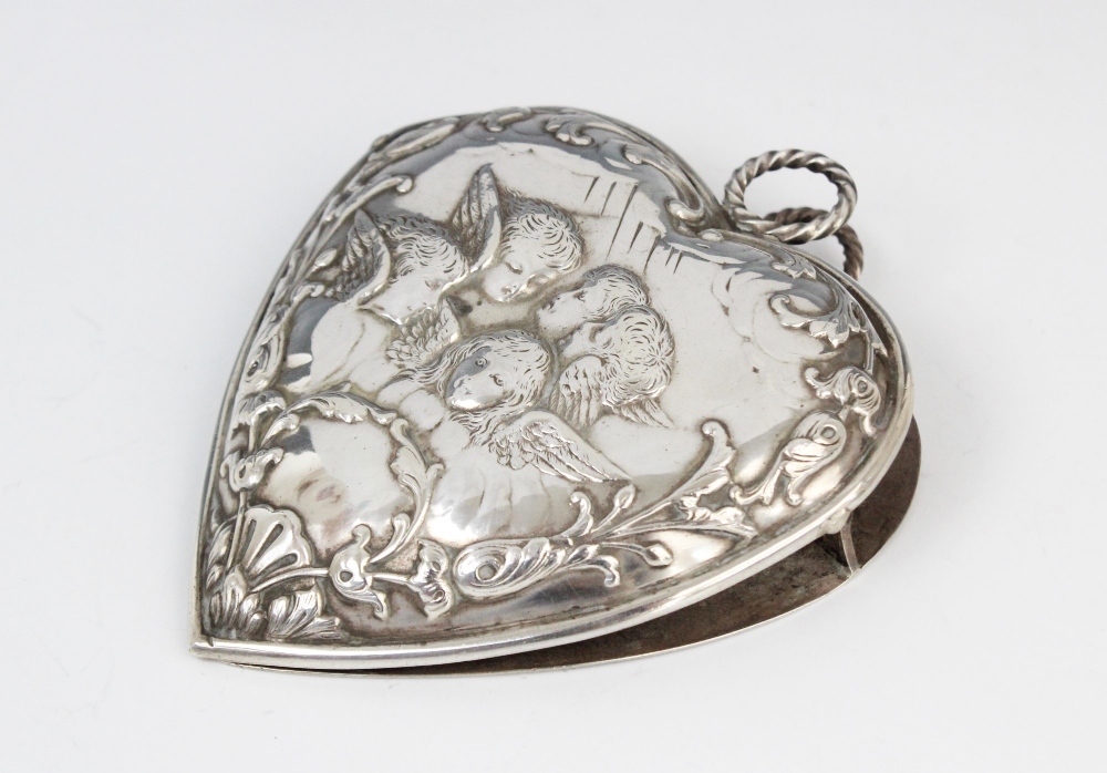 A Victorian silver desk clip by William Comyns, London 1896, in the shape of a heart decorated - Image 2 of 8