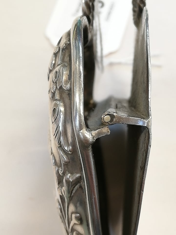 A Victorian silver desk clip by William Comyns, London 1896, in the shape of a heart decorated - Image 7 of 8