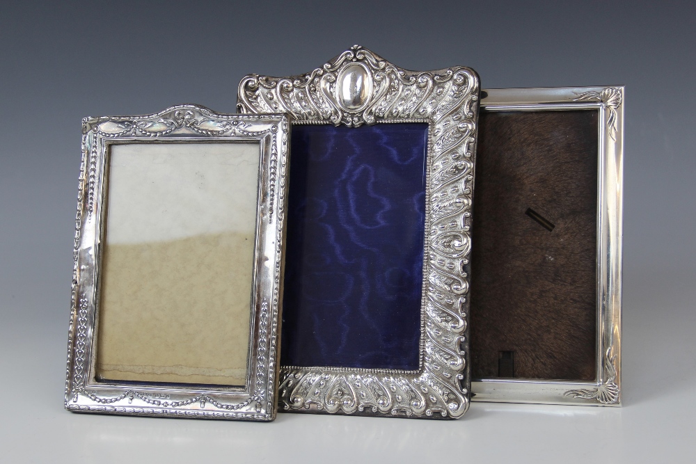 A Victorian silver mounted photograph frame by Henry Matthews, Birmingham 1898, of rectangular - Bild 4 aus 4