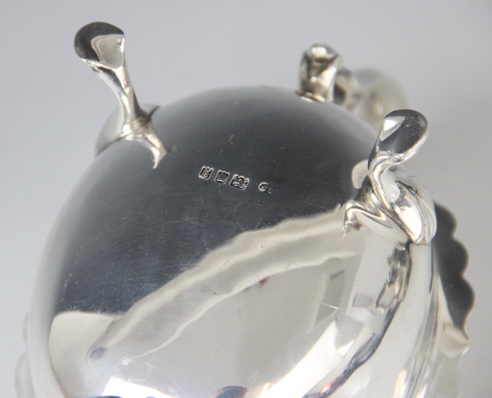 A George V silver sauce boat by Josiah Williams & Co, London 1922, of typical form with shaped rim - Bild 3 aus 3