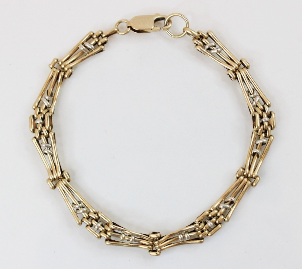 A 9ct gold gate bracelet, with lobster claw and loop fastening, 21cm long, weight 10.5gms