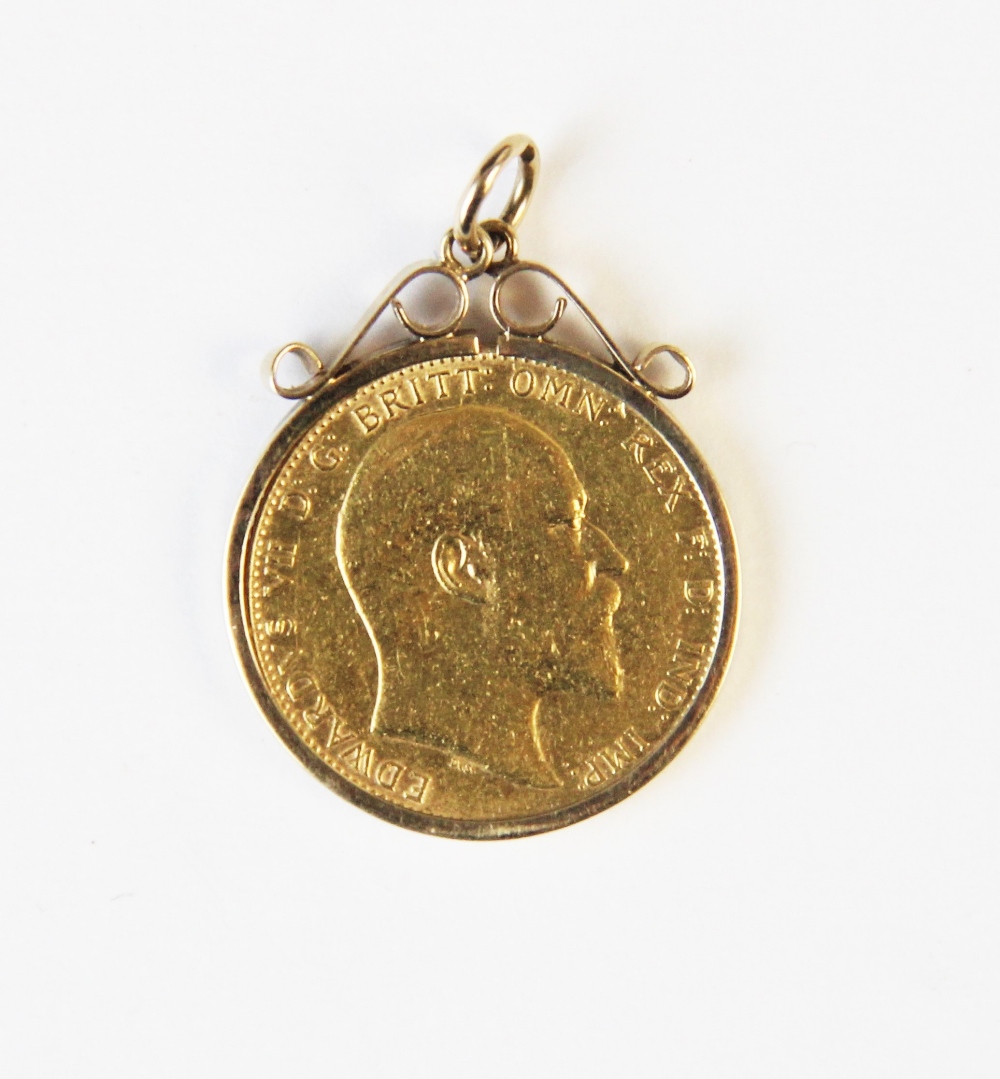 An Edward VII sovereign dated 1907 in pendant mount, gross weight 8.9g