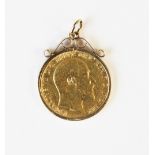 An Edward VII sovereign dated 1907 in pendant mount, gross weight 8.9g