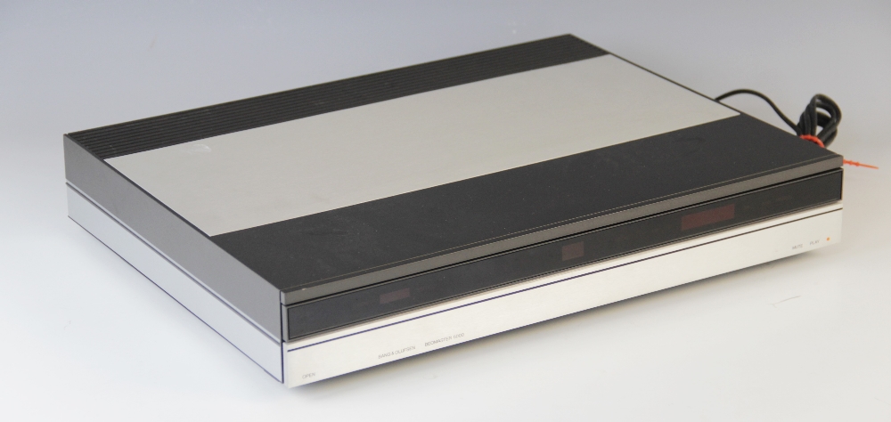 A Bang & Olufsen Beosystem 5000 stereo HiFi, comprising; a Beomaster 5000 FM/AM Receiver, a - Image 4 of 6