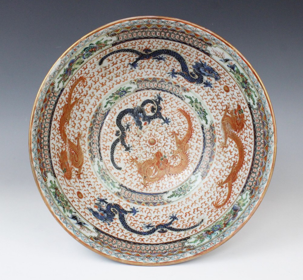 A Chinese porcelain Cantonese rose bowl, 19th/20th century, decorated in rouge-de-fer palettes - Image 4 of 4