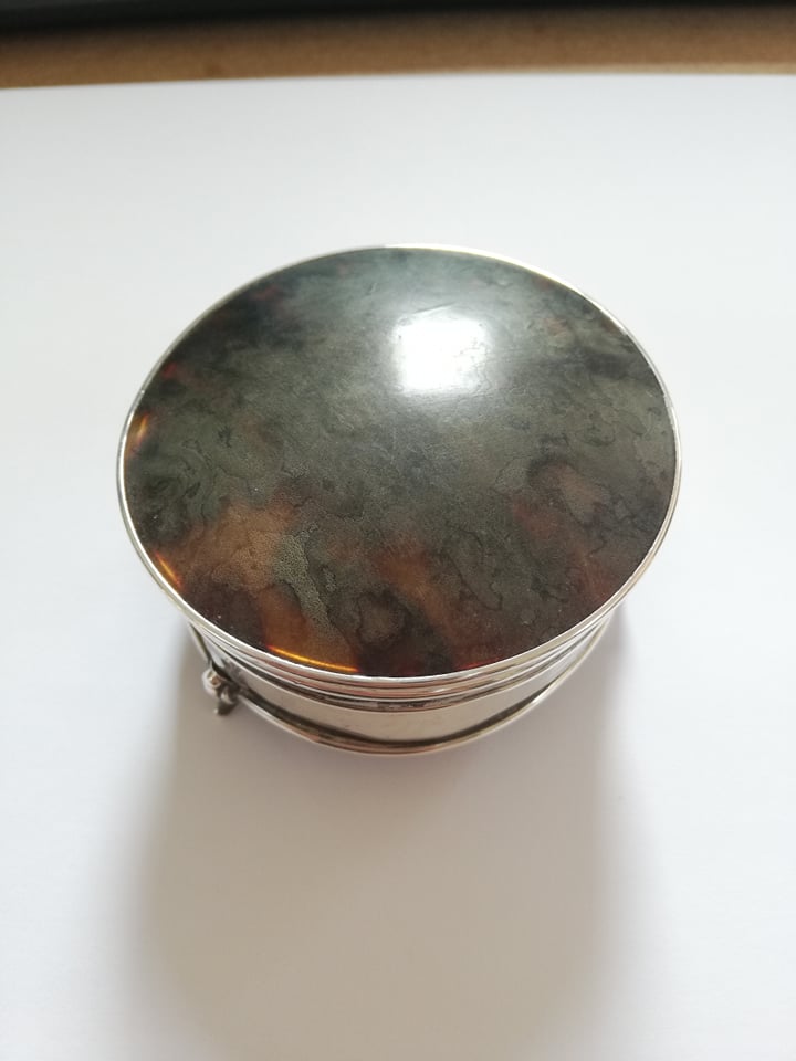 A George V silver and tortoiseshell jewellery box by Adie Brothers, Birmingham 1925, of circular - Image 3 of 4