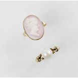A cameo dress ring, the queen conch carved cameo depicting the silhouette of a woman, measuring 16mm