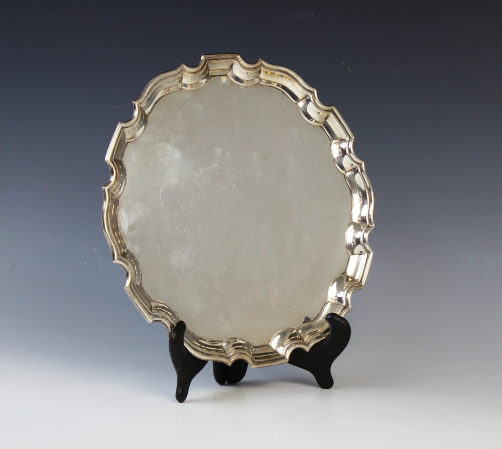 A George VI silver salver by Deakin & Francis, Birmingham 1941, of plain polished circular form with - Image 3 of 6