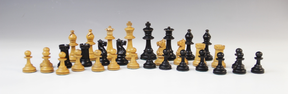 A German Schachklub chess set, early 20th century, of typical form with boxwood and ebony pieces, in - Image 2 of 8