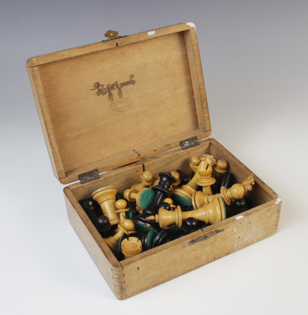 A German Schachklub chess set, early 20th century, of typical form with boxwood and ebony pieces, in - Image 3 of 8