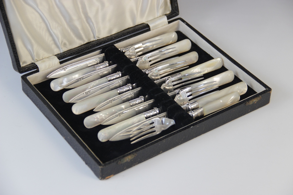 A George V twelve piece cutlery set, marks for John Sanderson, Sheffield 1916, comprising six - Image 2 of 2