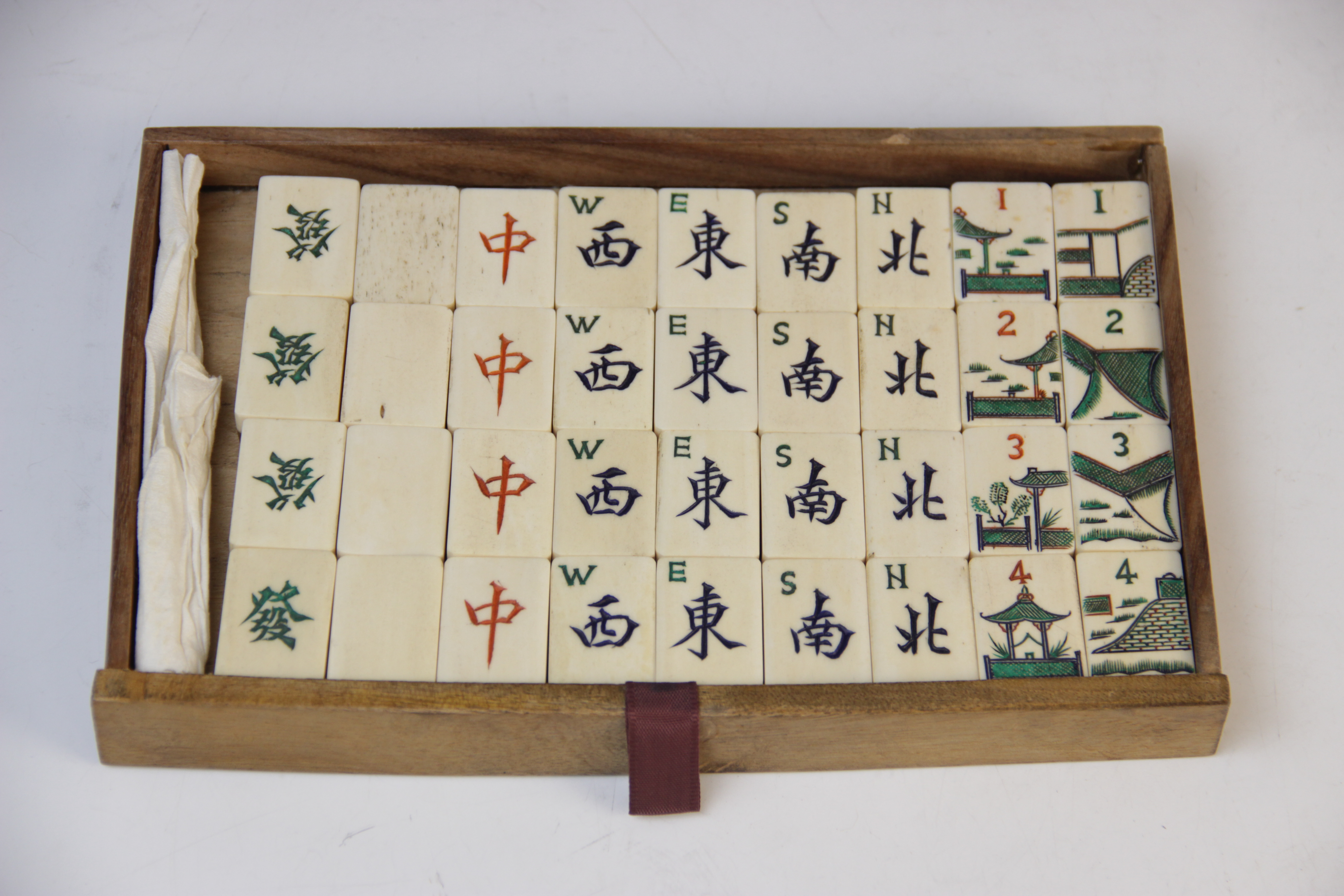 A Chinese Mahjong gaming compendium, enclosing five separate drawers each containing bone gaming - Bild 9 aus 9
