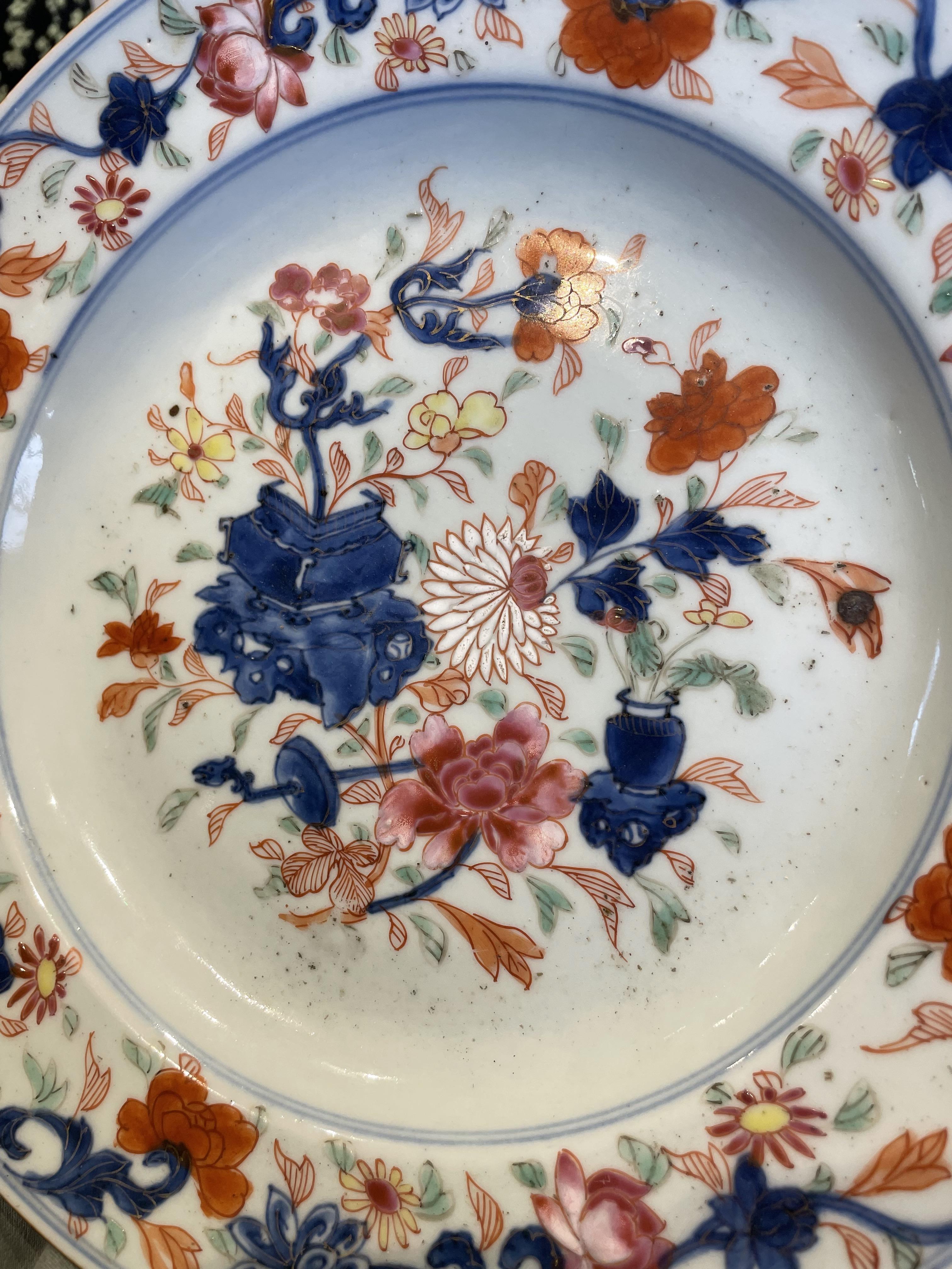 An 18th century Chinese Imari plate, the circular plate decorated with a central depiction of floral - Bild 3 aus 6