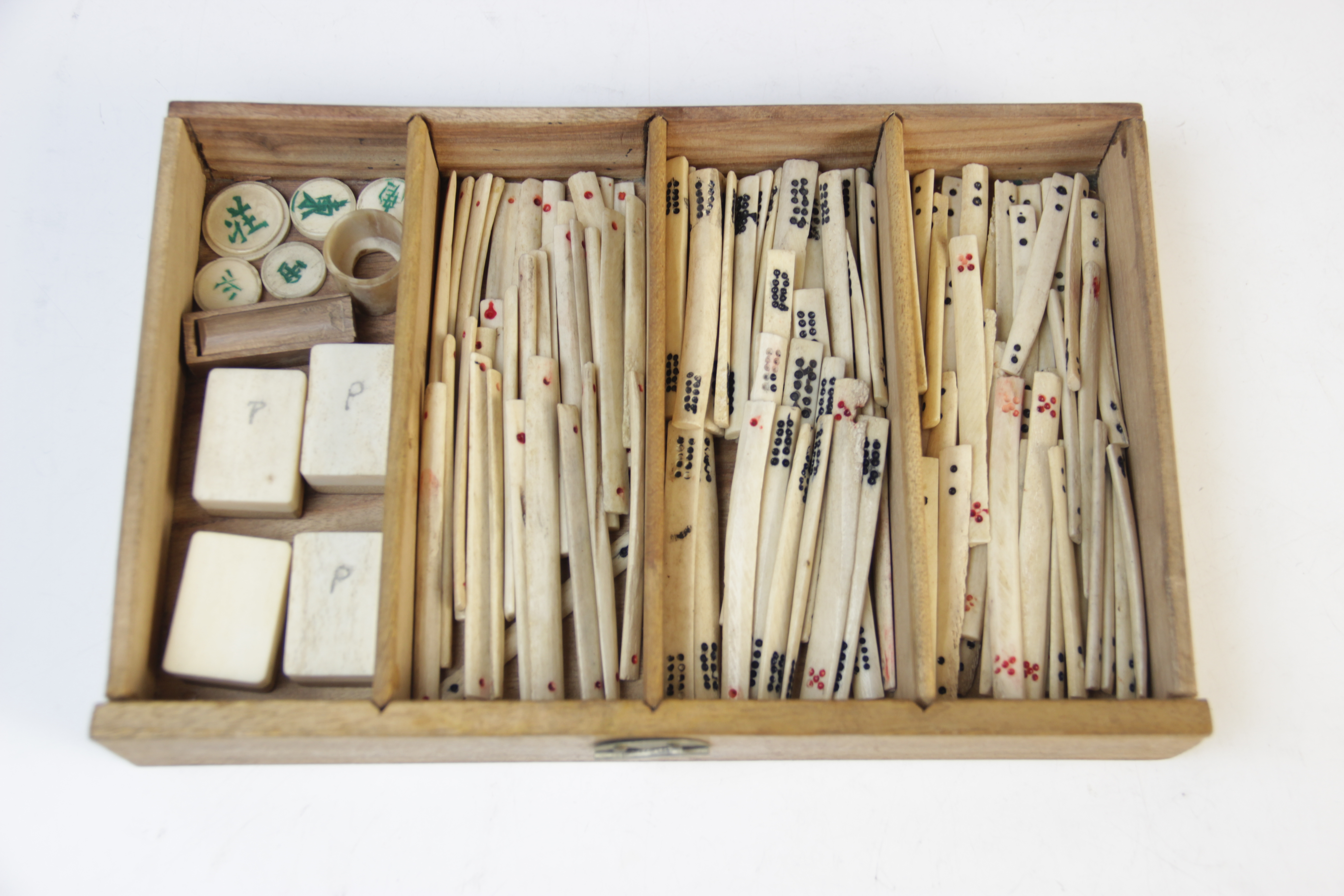 A Chinese Mahjong gaming compendium, enclosing five separate drawers each containing bone gaming - Bild 5 aus 9