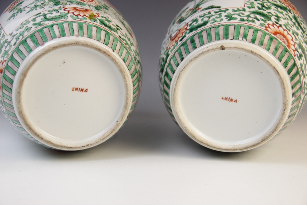 A pair of Chinese famille verte ginger jars and covers, 20th century, each with a panel depicting - Bild 2 aus 31