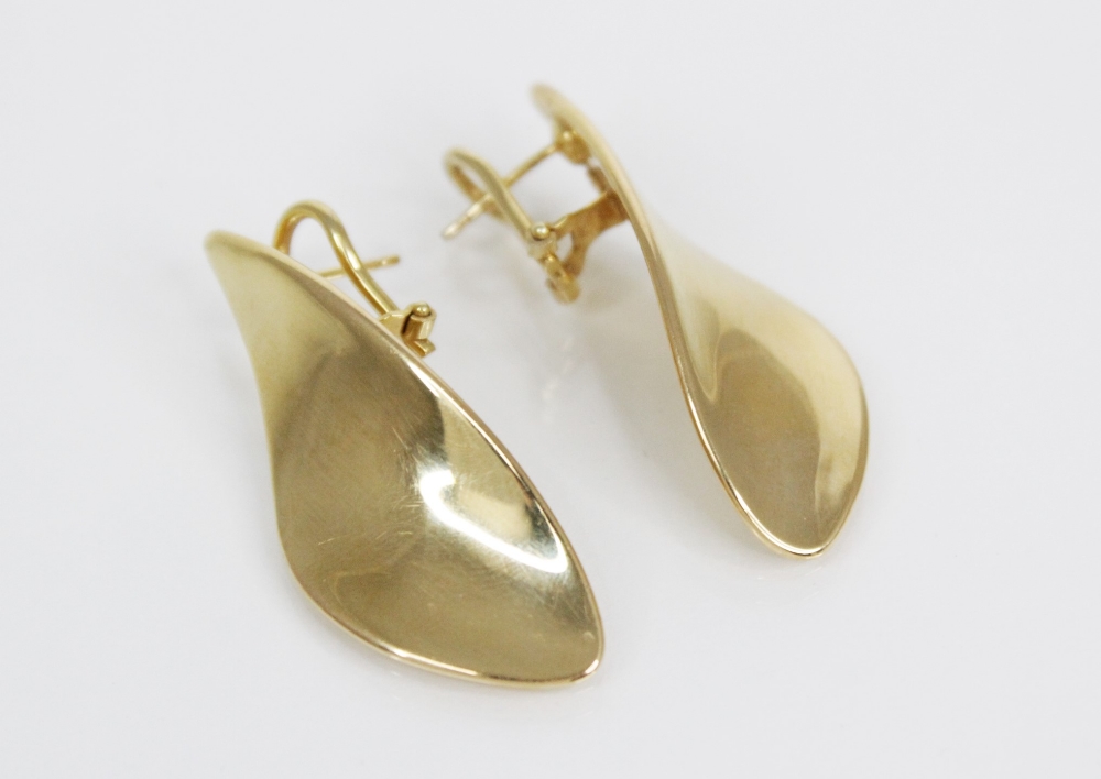 A pair of 18ct yellow gold abstract design earrings, each of plain polished twist form with post and - Image 2 of 3