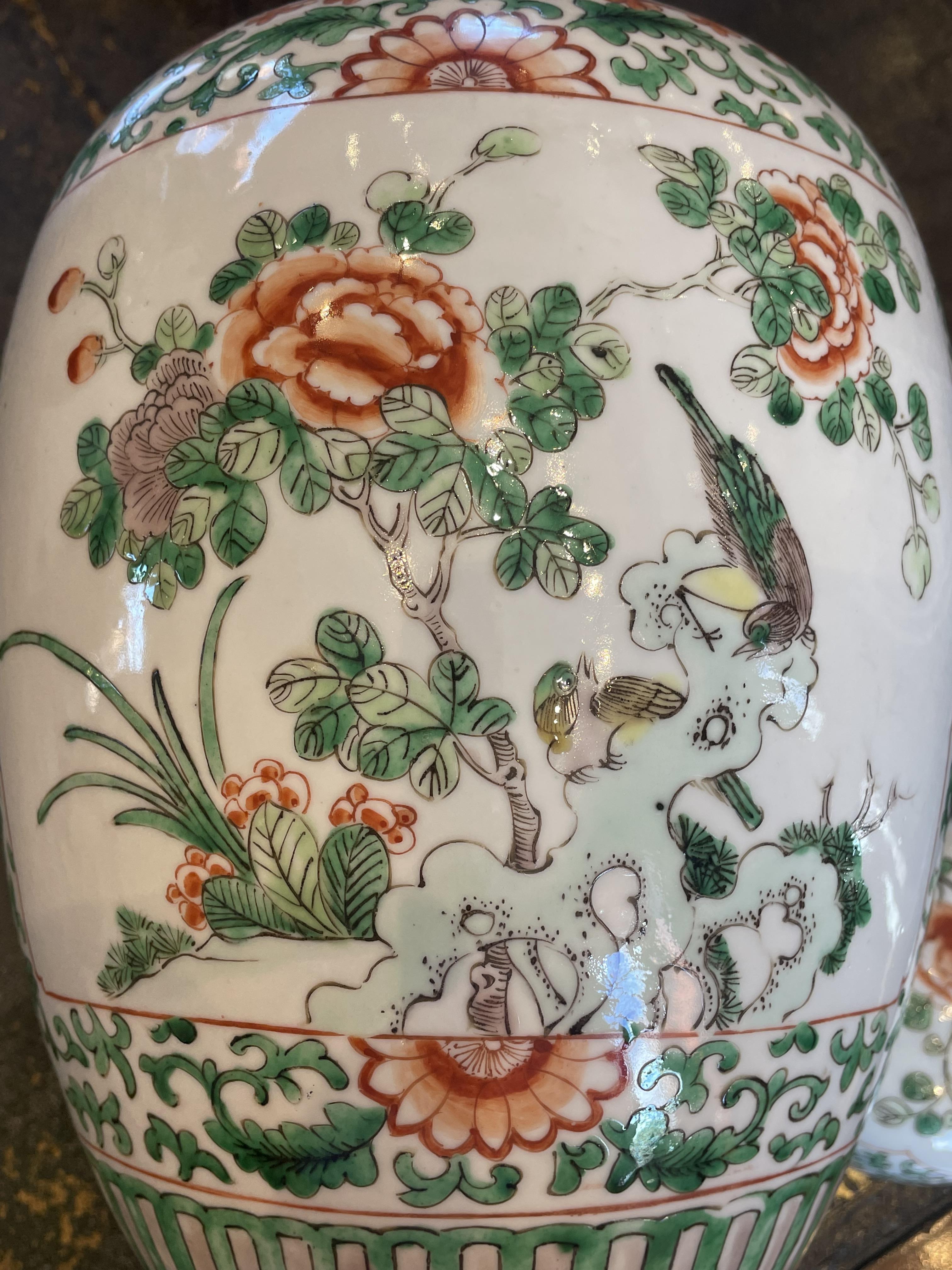 A pair of Chinese famille verte ginger jars and covers, 20th century, each with a panel depicting - Bild 24 aus 31