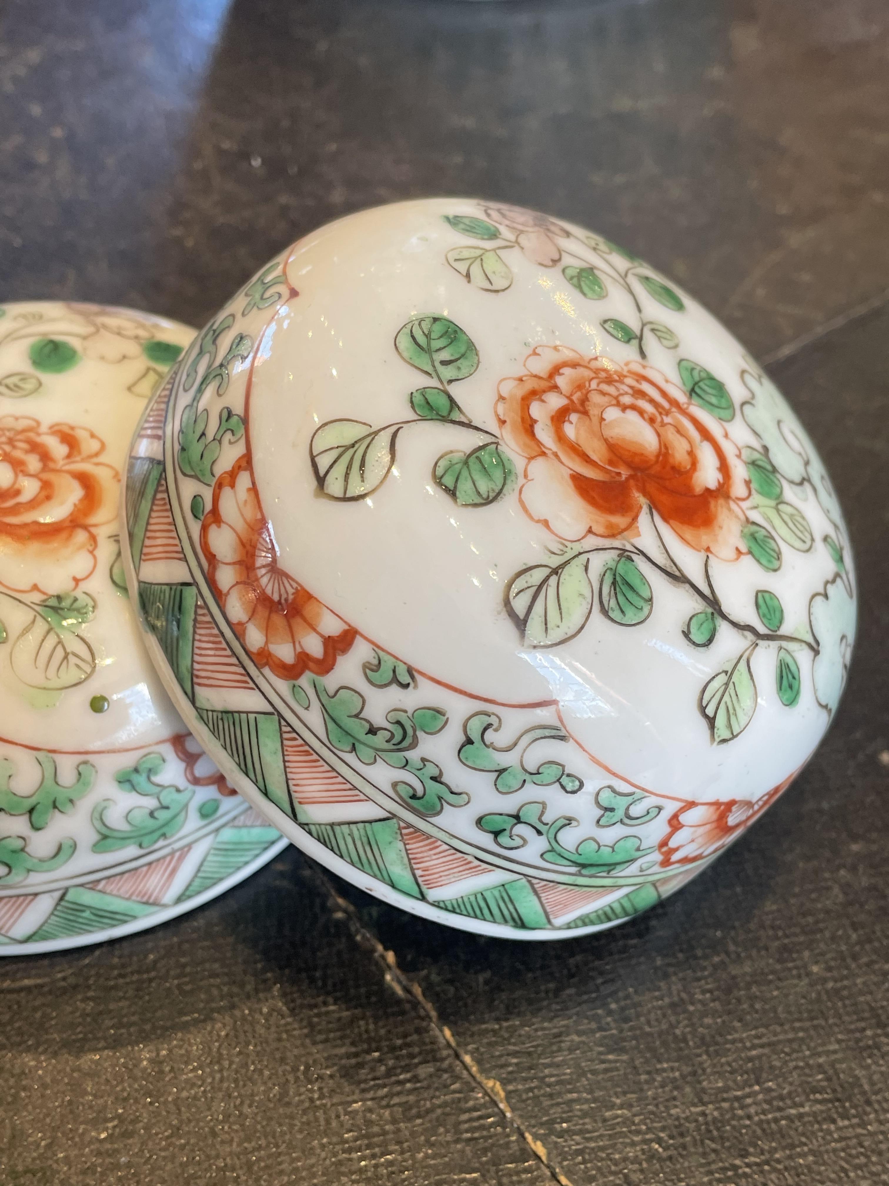 A pair of Chinese famille verte ginger jars and covers, 20th century, each with a panel depicting - Bild 6 aus 31